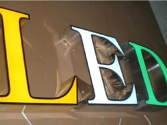 叶县介绍LED招牌的基础知识。